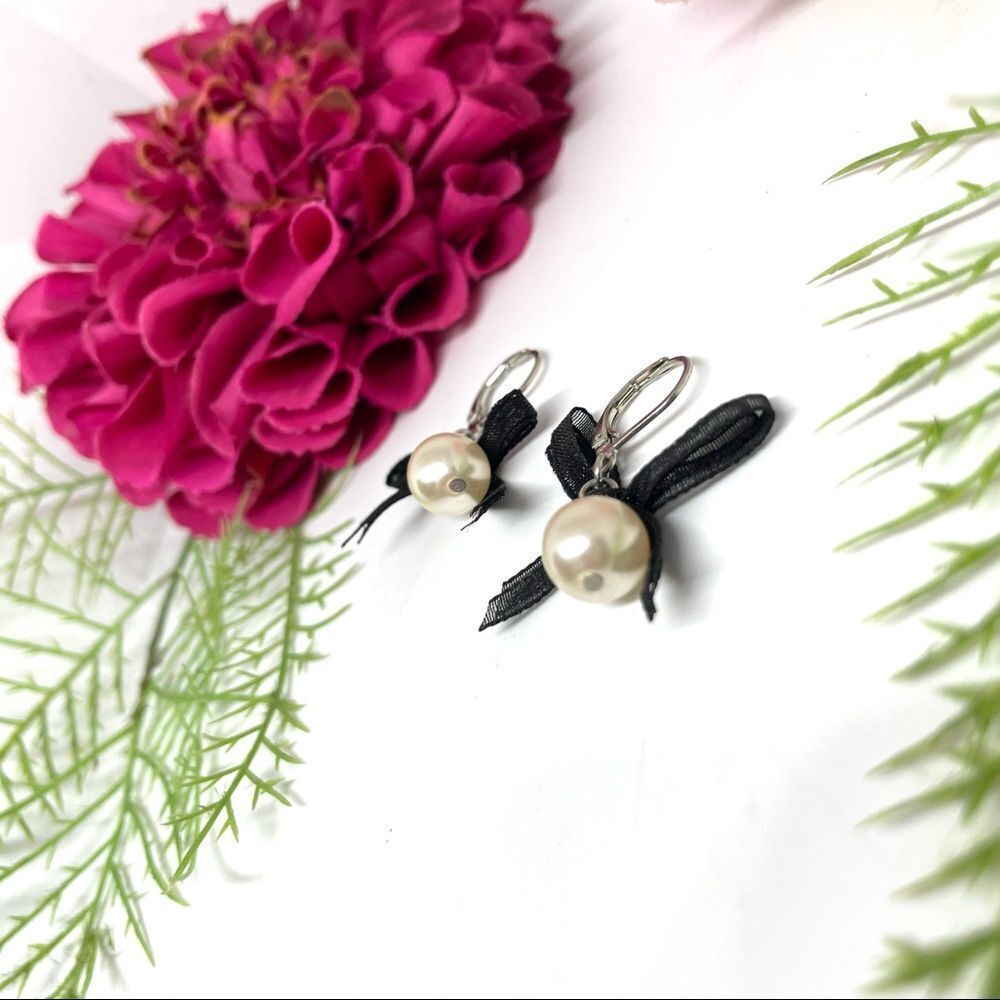 NEW⚜️Classy Ribbon & Pearl Dangly Earrings - Picture 4 of 5
